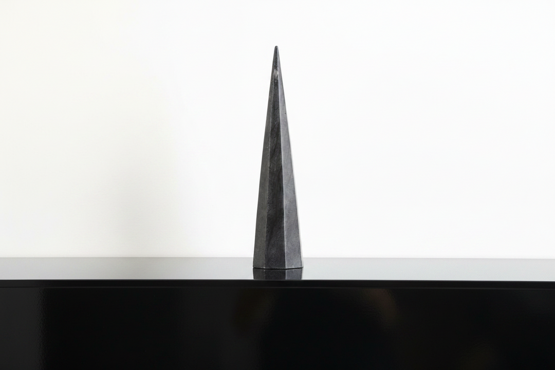 LILITH, OBELISCO GRIS
