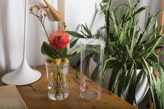 BESALÚ, JARRON ALTO CON TAPA PERFORADA