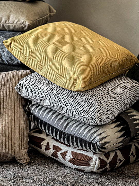 INGUIS, COJIN GRIS NEGRO DORADO