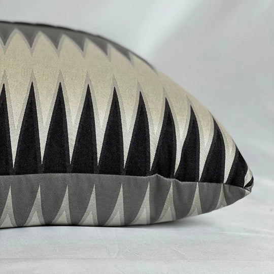 INGUIS, COJIN GRIS NEGRO DORADO